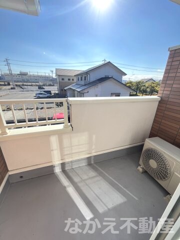 物件内観写真10　(開放的で明るい空間を演出してくれるバルコニーです)