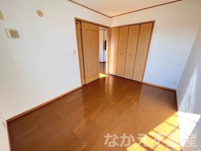 物件内観写真15　(開放的な寝室です)