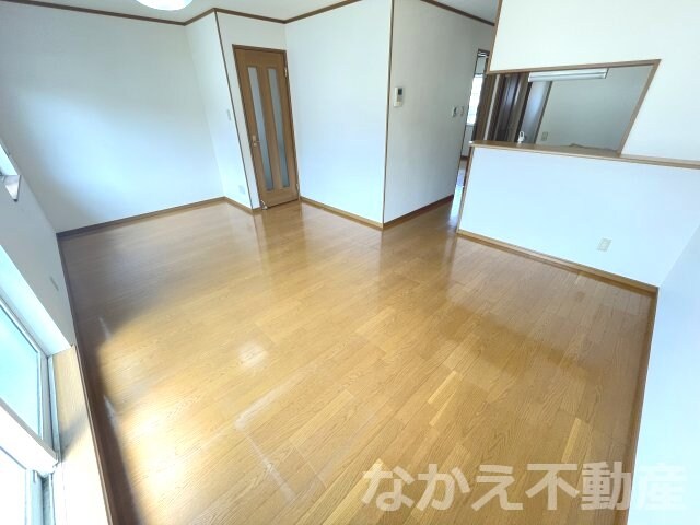 物件内観写真3　(ゆったりとした居間です)