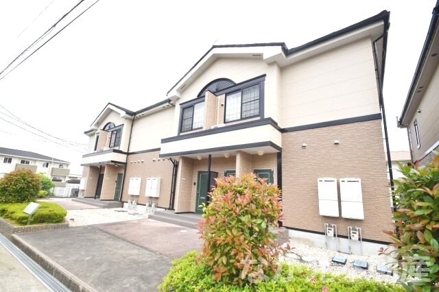 物件外観写真1　(外観は落ち着いています)