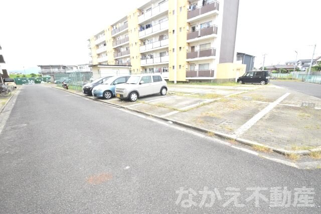 物件外観写真2　(駐車スペースもあります)