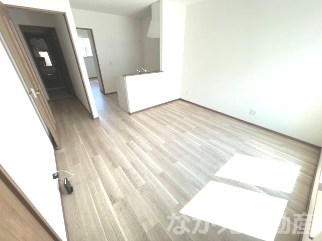 物件内観写真2　(こちらのリビングで趣味の時間をお楽しみください)