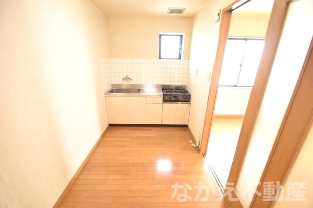 物件内観写真5　(こちらのリビングで趣味の時間をお楽しみください)