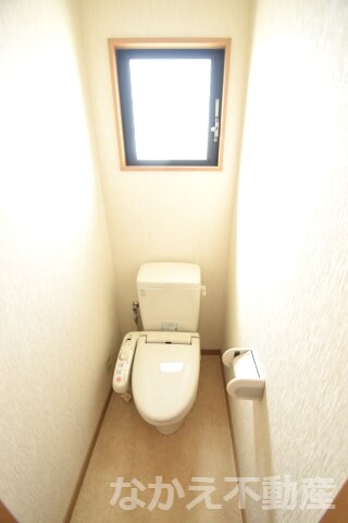 物件内観写真8　(落ち着いた色調のトイレです)