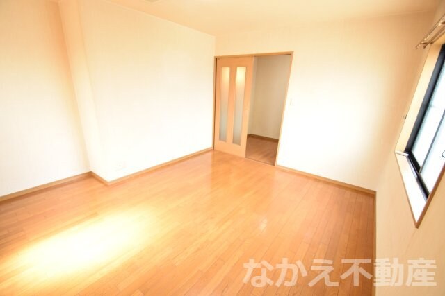 物件内観写真13　(落ち着いた色調の寝室です)