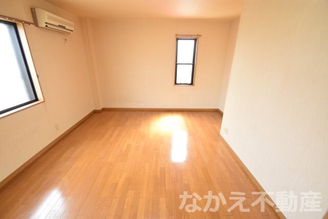 物件内観写真14　(ゆったりとした居間です)