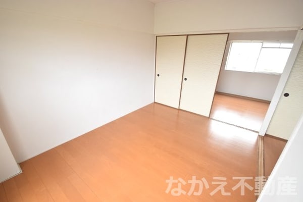 寝室(落ち着いた色調の寝室です)