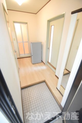 物件内観写真9　(ゆったりとした玄関です)