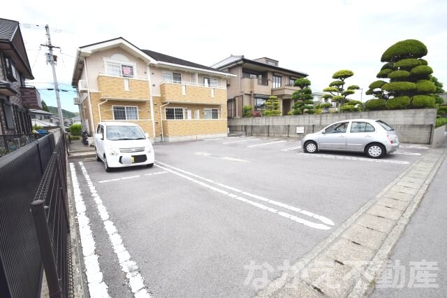 物件外観写真2　(車をお持ちの方に嬉しい駐車場付きの物件です)