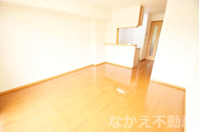 物件内観写真4　(落ち着いた色調の寝室です)