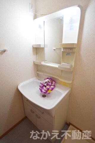 物件内観写真8　(ゆったりとスペースのある洗面所)