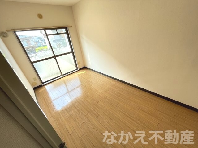 物件内観写真4　(開放的な寝室です)