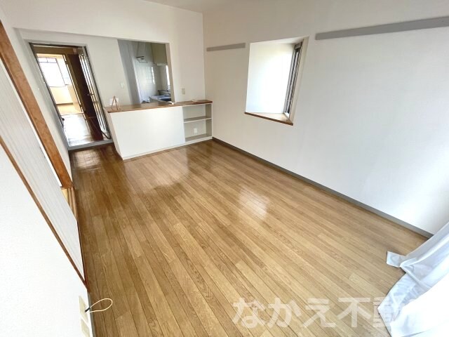 物件内観写真14　(こちらの居間で趣味の時間をお楽しみください)