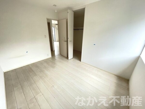 寝室(落ち着いて過ごせるお部屋なので、寝室にいかがでしょうか)