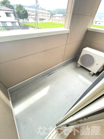 物件内観写真10　(外からの目が気にならないバルコニーで洗濯物が干せます)