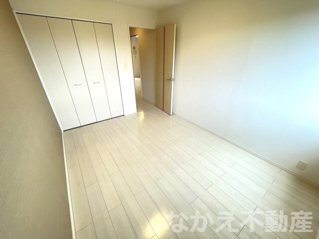 物件内観写真11　(落ち着いた色調の寝室です)