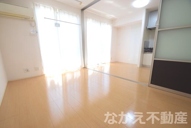 物件内観写真2　(リビングです)