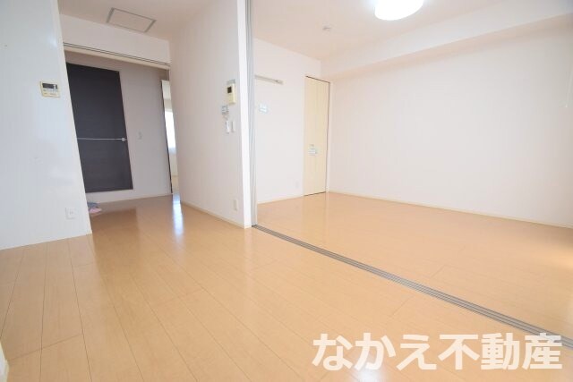 物件内観写真3　(落ち着いた色調の寝室です)