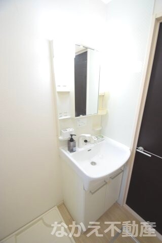 物件内観写真7　(広い洗面スペース)