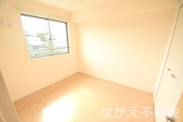 物件内観写真3　(広くて明るい寝室)