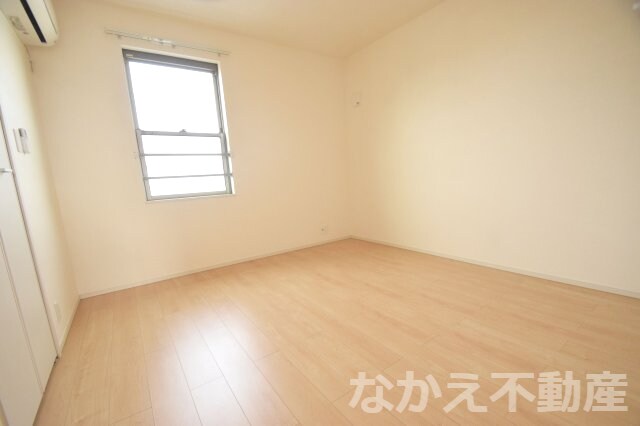 物件内観写真14　(広くて明るい寝室)