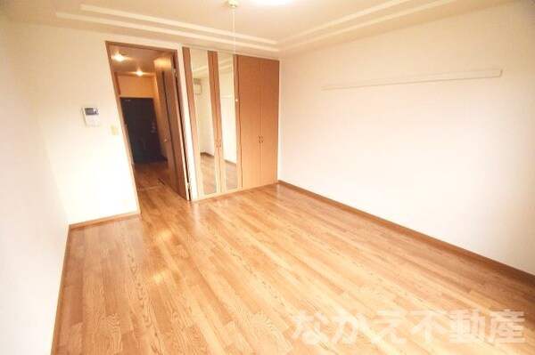 寝室(落ち着いて過ごせるお部屋なので、寝室にいかがでしょうか)