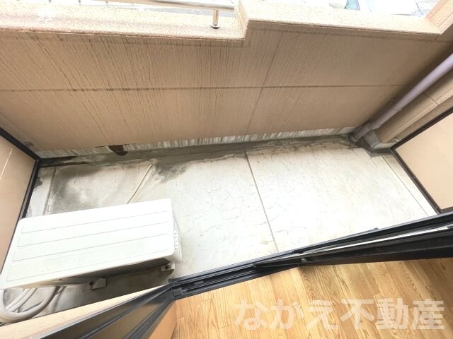 物件内観写真11　(開放的で明るい空間を演出してくれるバルコニーです)