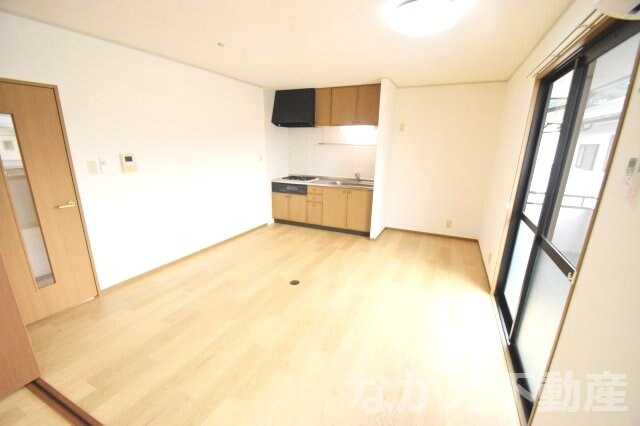 物件内観写真2　(ゆったりとしたリビングです)