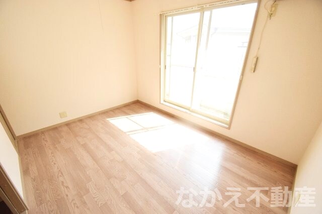 物件内観写真2　(こちらの居間で趣味の時間をお楽しみください)