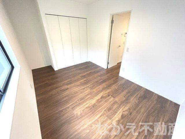 物件内観写真13　(落ち着いた色調の寝室です)