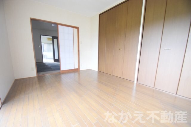 物件内観写真2　(落ち着いた色調の寝室です)