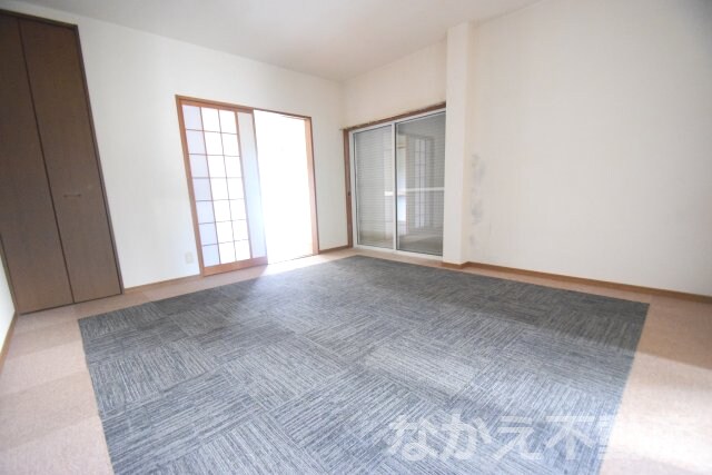 物件内観写真4　(落ち着いた色調の寝室です)