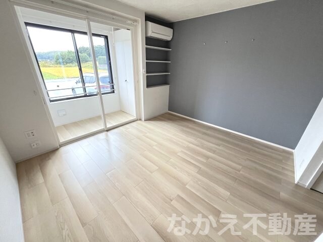 物件内観写真4　(落ち着いた色調の寝室です)