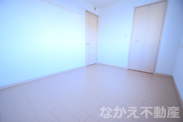 物件内観写真3　(落ち着いた色調の寝室です)