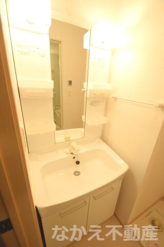 物件内観写真8　(広い洗面スペース)