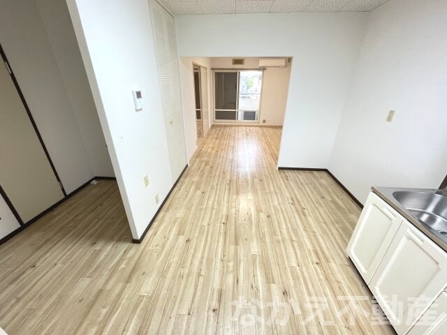 物件内観写真2　(こちらの居間で趣味の時間をお楽しみください)