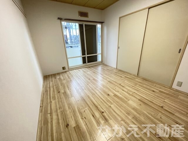 物件内観写真5　(広くて明るい寝室)