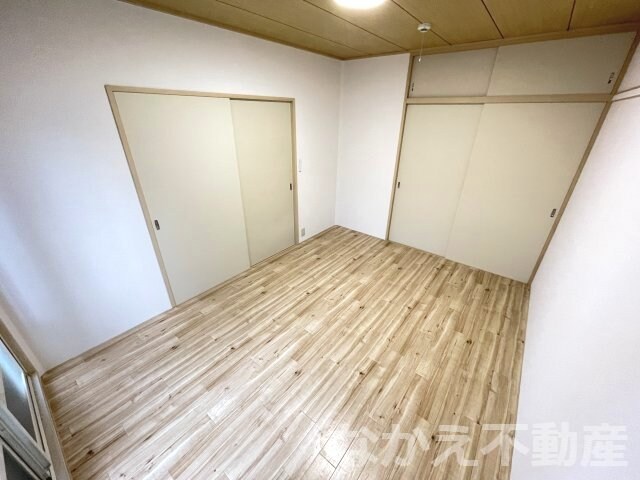 物件内観写真6　(落ち着いた色調の寝室です)