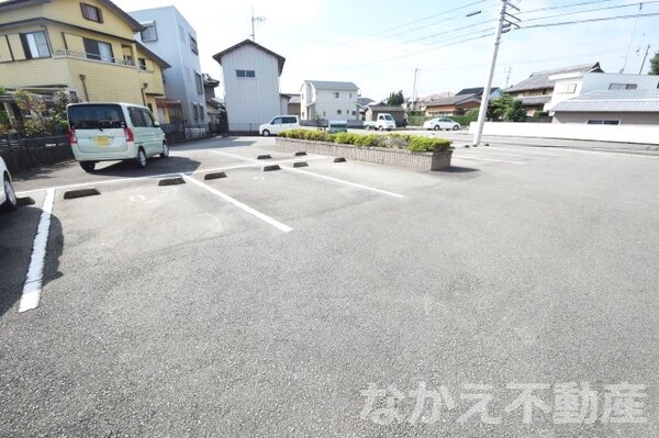 駐車場(車をお持ちの方に嬉しい駐車場付きの物件です)
