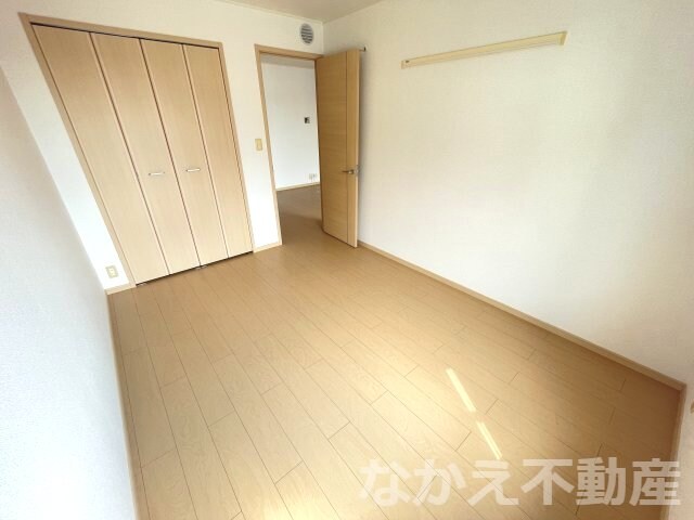 物件内観写真3　(落ち着いた色調の寝室です)