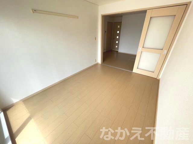 物件内観写真4　(開放的な寝室です)