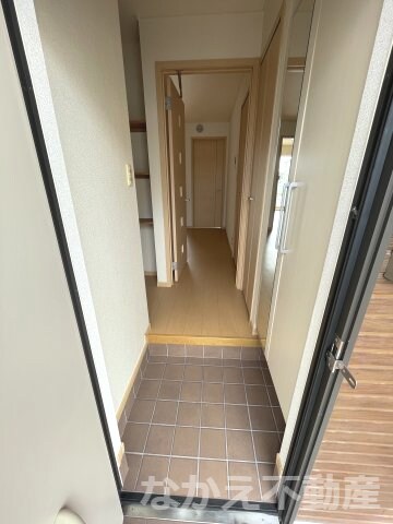 物件内観写真9　(ゆったりとした玄関です)