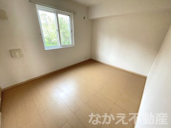 寝室(落ち着いて過ごせるお部屋なので、寝室にいかがでしょうか)