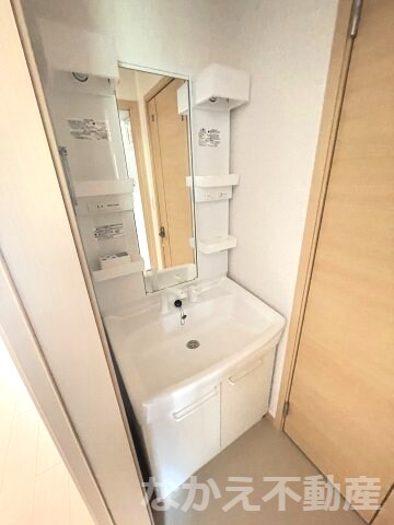 物件内観写真16　(ゆったりとスペースのある洗面所)