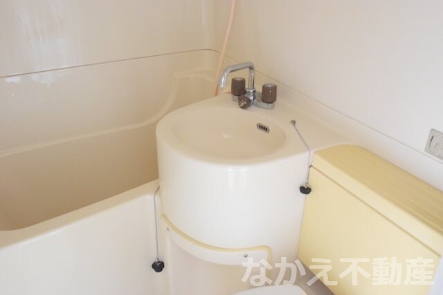 物件内観写真10　(広い洗面スペース)