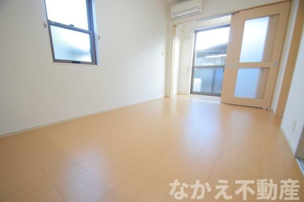 居室(こちらの居間で趣味の時間をお楽しみください)