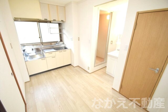 物件内観写真3　(おしゃれな居間です)