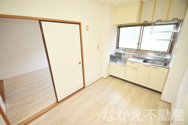 物件内観写真4　(こちらのリビングで趣味の時間をお楽しみください)