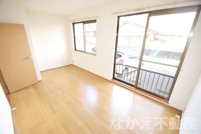 物件内観写真6　(落ち着いた色調の洋室です)