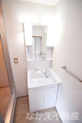 物件内観写真10　(ゆったりとスペースのある洗面所)